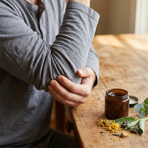 網球肘藥膏推薦：中醫活血化瘀外用膏劑對慢性肌腱勞損的輔助說明